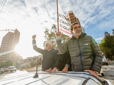 Cervi encabezó una caravana en la capital y cerrará su campaña en el sur