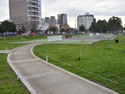 Dormir en un parque de Neuquén, la cruda realidad que queda expuesta en pleno invierno