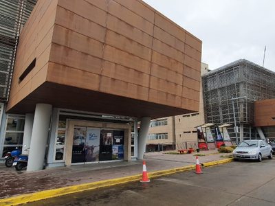 Trabajadores del hospital de Centenario se manifestaron en el CAM