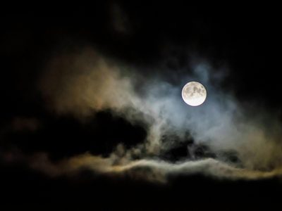 Se viene una Luna Llena intensa: así afecta a los signos del Zodíaco el paso de la luna por Acuario
