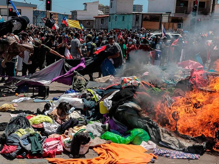 Un grupo de personas quemó las pertenencias de los migrantes