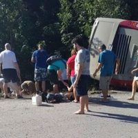 Mueren al menos 11 turistas y un guía al volcar autobús en Quintana Roo