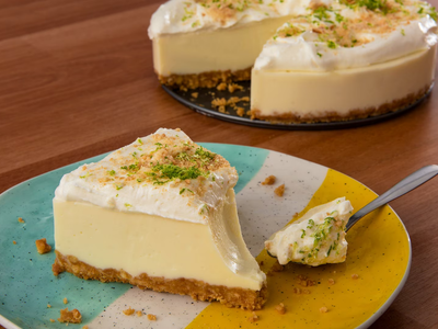 Pie de limón y coco helado, fácil y fresco para compartir en familia este verano