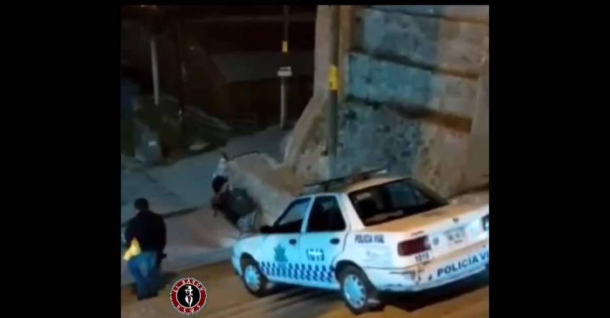 El policía bajó una escaleras con todo y patrulla, en Oaxaca