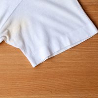 No lo vas a creer: el truco para quitar las manchas de tu ropa blanca usando solo 1 producto de tu botiquín