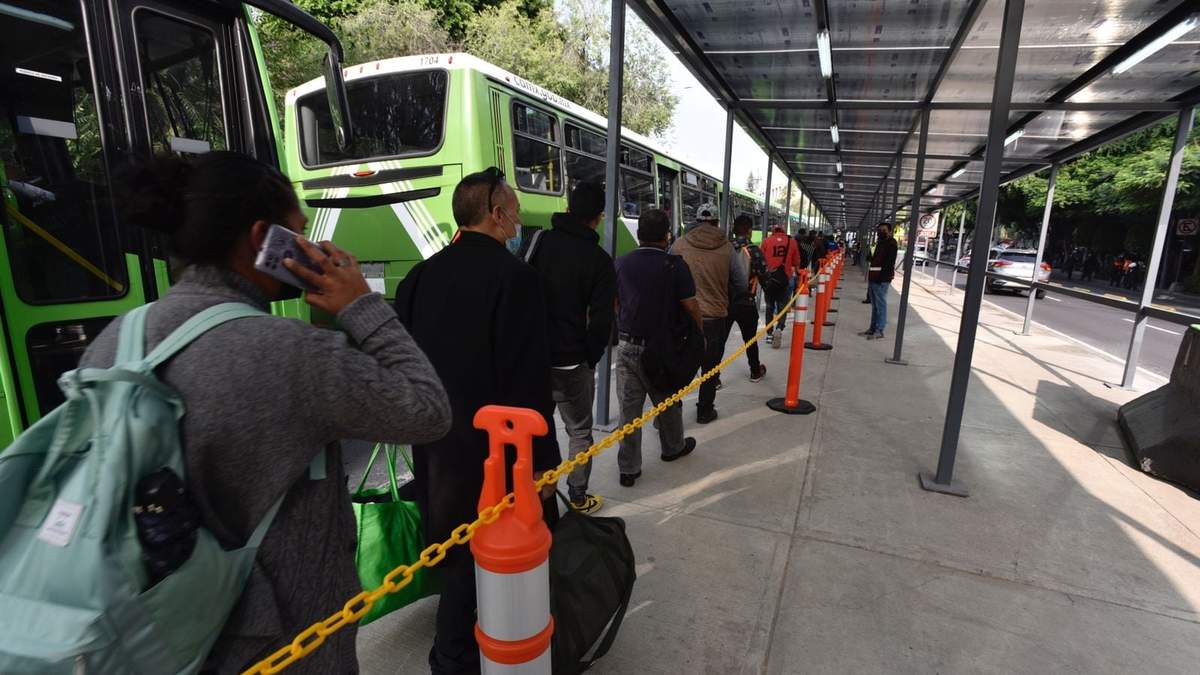 Usuarios de la L1 hacen fila para abordar los autobuses de apoyo