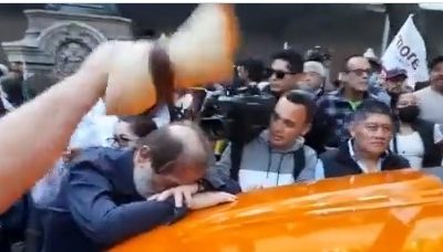 Epigmenio Ibarra se siente mal durante la marcha de AMLO (Video)
