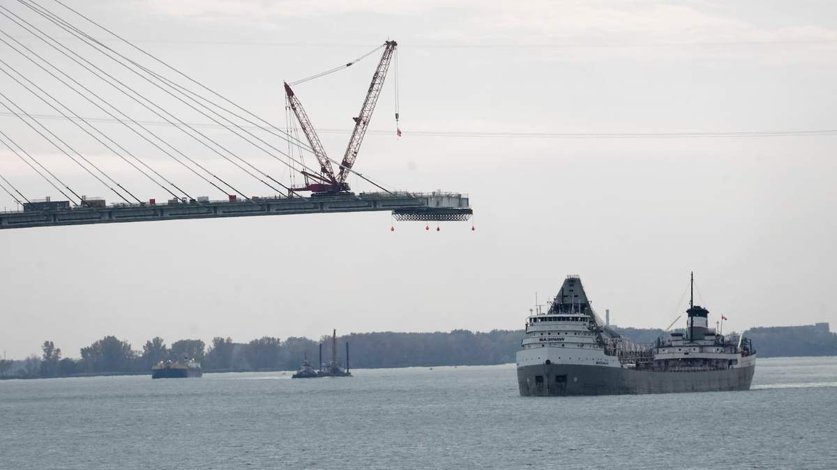 El Saginaw pasa el 25 de octubre de 2023 por las obras del puente internacional Gordie Howe, que conecta Windsor, en Canadá, con Detroit