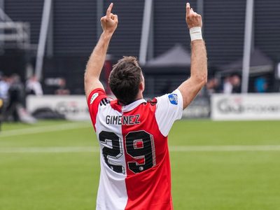 Santi Giménez supera al "Chicharito"; es el mexicano con más goles en su primera temporada en Europa