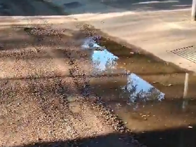 La pérdida de agua de cada día: riesgo en una calle de Ciudad
