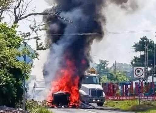 Atacan e incendian camiones de minera en carretera federal Iguala-Teloloapan