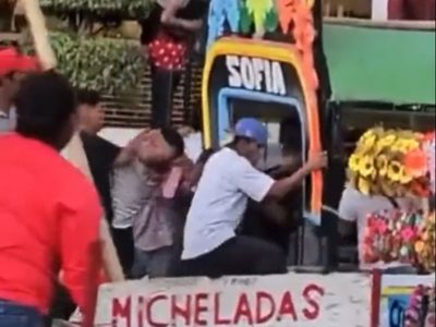 Alcaldía Xochimilco suspende a trajinera involucrada en pelea campal
