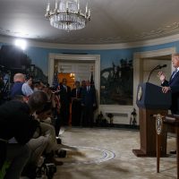 Trump anuncia retiro de EU del acuerdo nuclear con Irán y le impone sanciones económicas