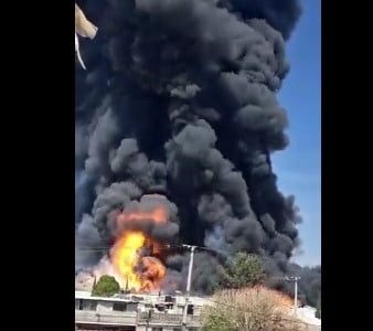 Incendio en planta de envases de plástico alerta a vecinos de Xalostoc, Ecatepec
