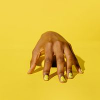 10 diseños de uñas amarillas para que tu nail art destaque esta temporada fría