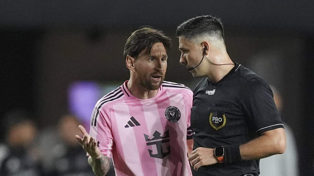 El argentino Lionel Messi, delantero del Inter Miami, habla con el árbitro durante el partido del sábado 22