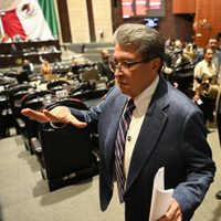 Aprueban en fast track la ley para cancelar suscripciones; Monreal alega estar en buró de crédito