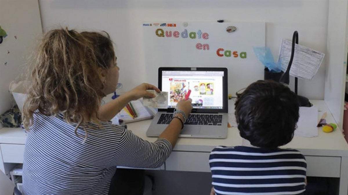 Clases virtuales e compañía de una adulta. Fuente: (Twitter)