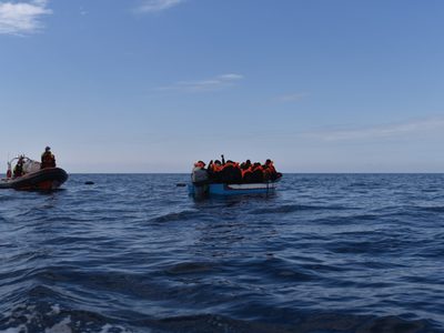 Italia investiga naufragio de buque con migrantes, con 41 posibles muertes