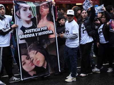 Miles marchan en Argentina para exigir justicia por el asesinato de tres mujeres; una tenía 15 años