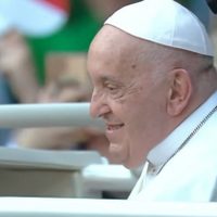 El Papa llama a los católicos papús en una misa en Porto Moresby a "abrirse a Dios y al amor de los