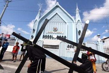 Católicos se crucifican o se azotan la espalda como representación de la Pasión de Cristo en Filipinas