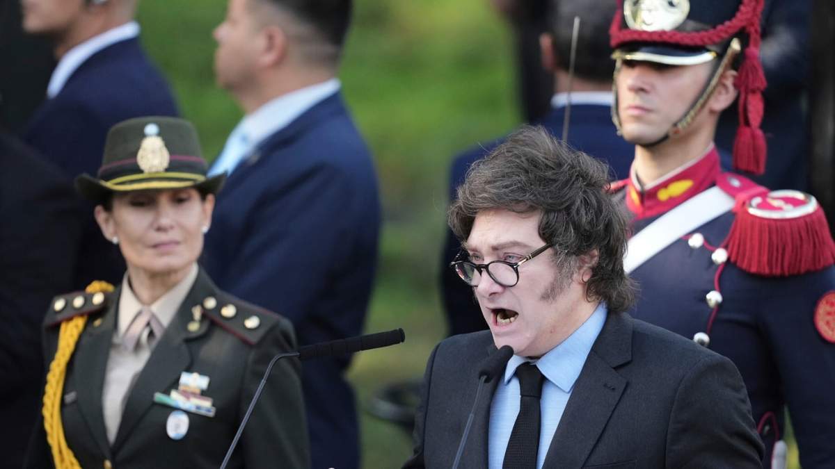 El presidente argentino Javier Milei habla durante una ceremonia en conmemoración del 43º aniversario del conflicto entre Argentina y Gran Bretaña por las Islas Malvinas en un monumento de guerra en Buenos Aires, Argentina