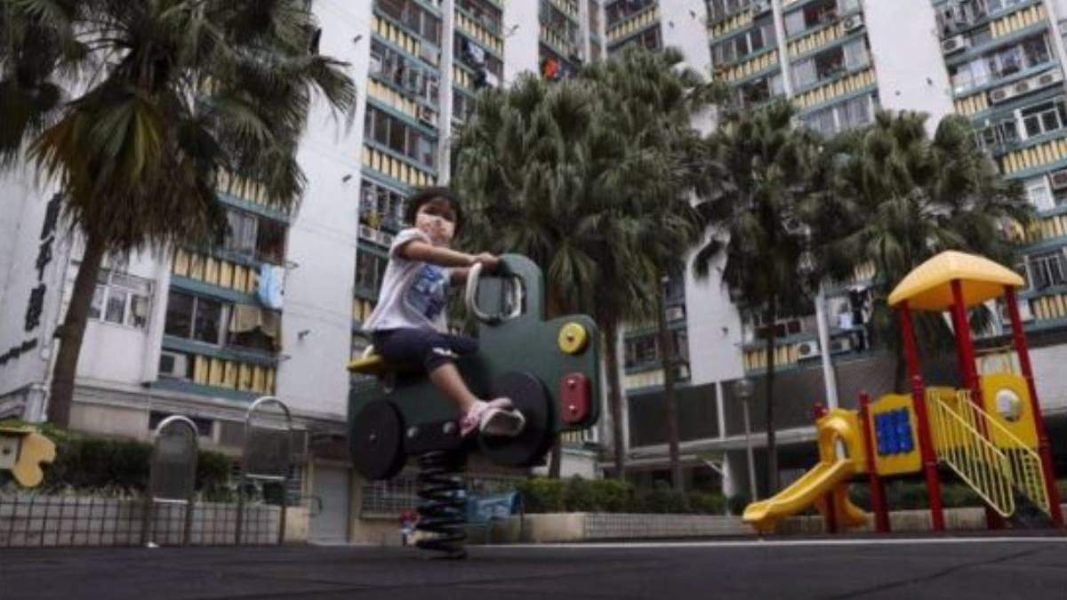 Un niño juega en un parque infantil de Hong Kong