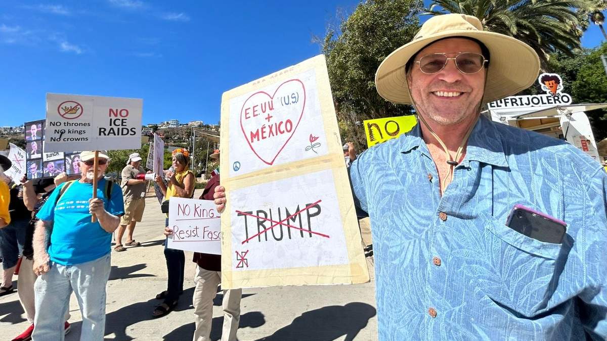 Estadunidenses en Baja California protestan contra “dictadura fascista” de Donald Trump