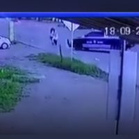 Video en que patrulla embiste una motocicleta tira versión oficial en Querétaro