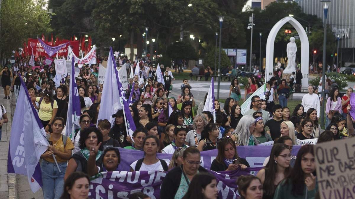 Multitudinaria marcha por la Avenida Olascoaga. Fuente: (Emiliano Ortiz)