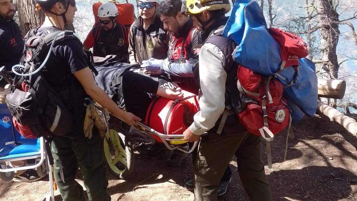 Traslado de los niños lesionados. Fuente: (Prensa Parque Nacional Lanín)