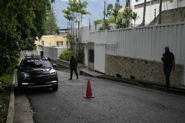 Escritor colombiano declina designación a embajada tras críticas por mensajes en redes sobre sexo