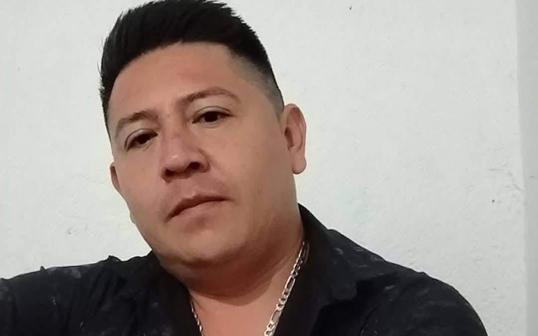 Julio Eusebio, vocalista de "Conquistadores de la Sierra", asesinado en pleno concierto en Emiliano Zapata, Morelos