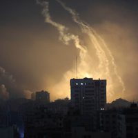 Israel aumenta ataques por aire y tierra en Gaza; corta teléfonos e internet de territorio palestino