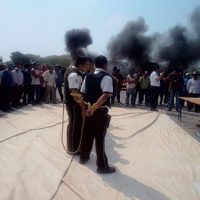 Indígenas mixes realizan bloqueo y amarran a seis trabajadores