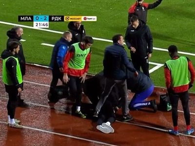 Entrenador de un club serbio muere de un infarto durante un partido de primera división (Video)