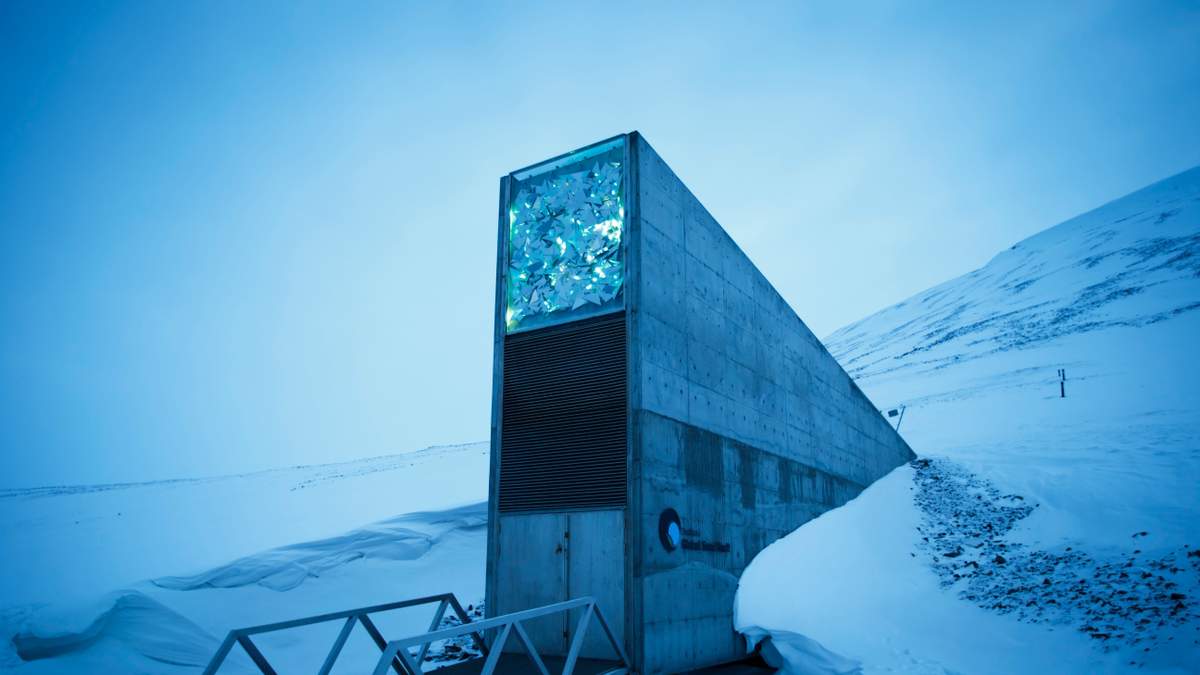 ARCHIVO - Una vista exterior de la Bóveda Global de Semillas de Svalbard, el banco de semillas en Svalbard, Noruega, el 2 de marzo de 2016
