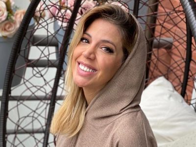 Alitas doradas: Virginia Gallardo y el look para días lluviosos de Martina que resultó irresistible