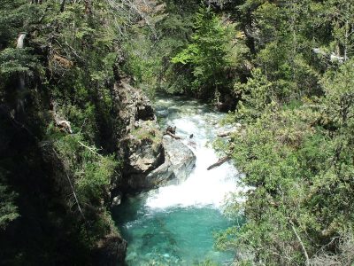 Hallaron si vida a la joven que cayó al arroyo Goye en Bariloche