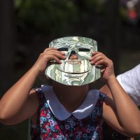 La UNAM recibe a miles de asistentes para observar el eclipse