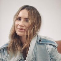 Clásica y versátil: la prenda de María Vazquez que seguro tenés en tu placard y que va con todo