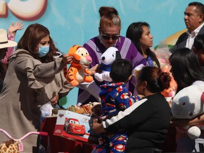 Brugada reparte Mega Rosca de 400 metros y 15 mil juguetes por Día de Reyes