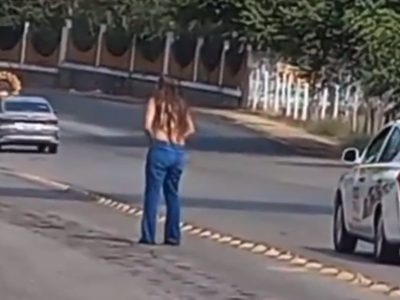 Maestra se desnuda en Tabasco para denunciar el robo de su plaza (Video)