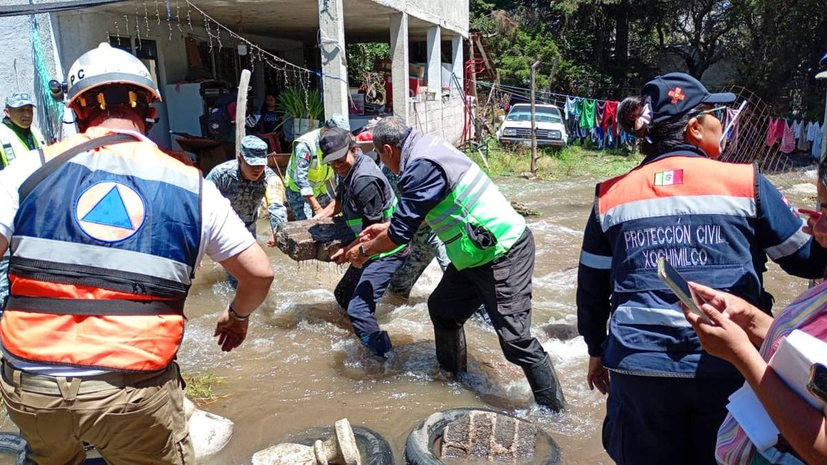 Personal del gobierno capitalino atendieron a los afectados por la fuga de agua