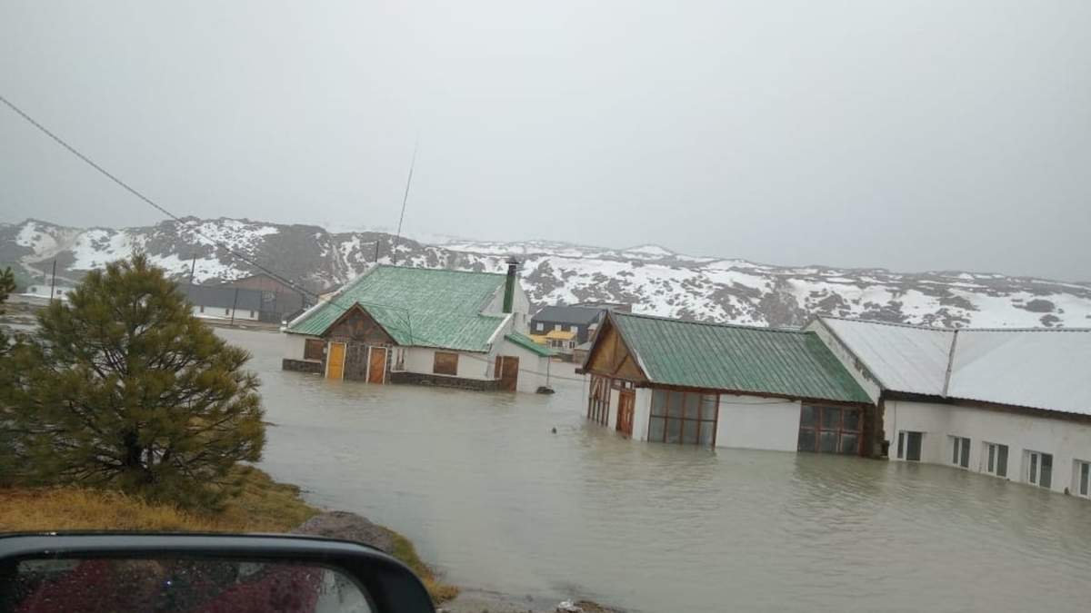Termas de Copahue inundadas. Fuente: (Twitter)