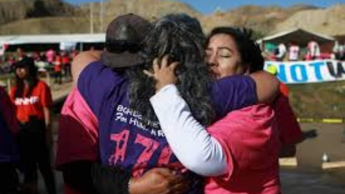 Personas que viven en México se reúnen con familiares que viven en Estados Unidos, durante el evento anual "Abrazos, no Muros" en un tramo del Río Bravo, en Ciudad Juárez, México