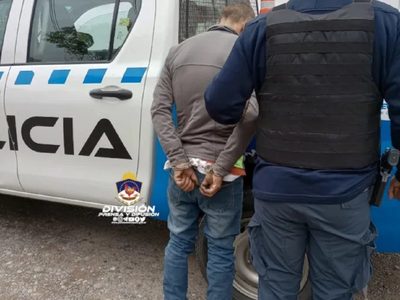 Las cámaras captaron a un hombre cuando escapaba por el paredón de una casa y terminó detenido