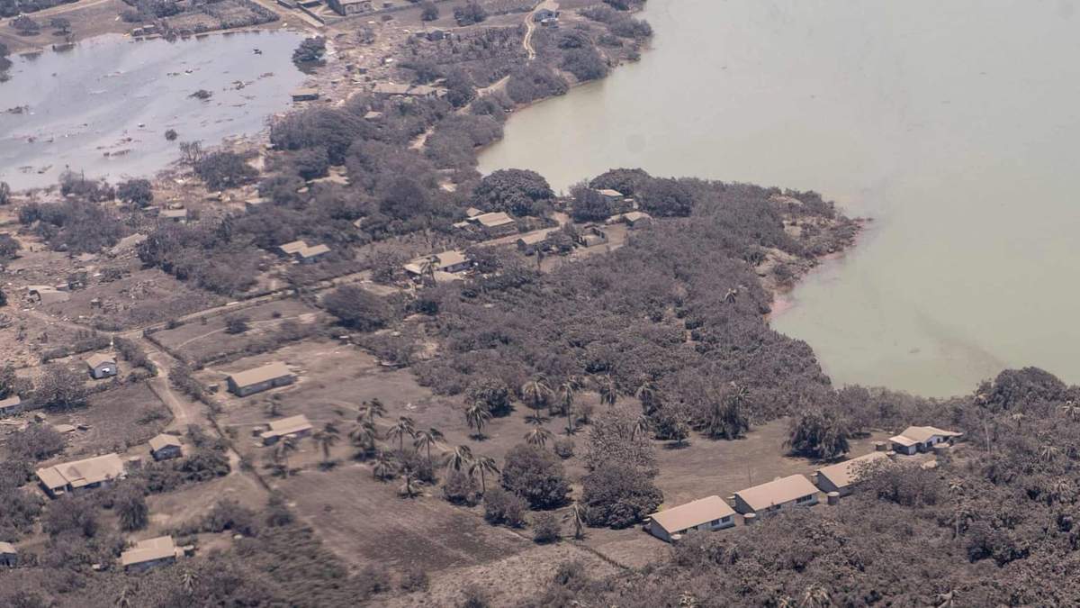 Tonga cubierta de cenizas. Fuente: (@NZAirForce)