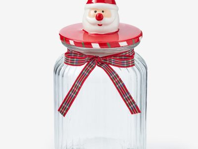 Con un frasquito de vidrio que seguro ibas a tirar, hacé es recipiente navideño que es una dulzura